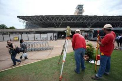 Unos empleados trabajan en el aeropuerto internacional de Brasilia "Juscelino Kubitschek", en Brasilia. EFE/Archivo