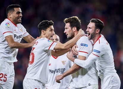 Los jugadores del Sevilla celebran su segundo gol