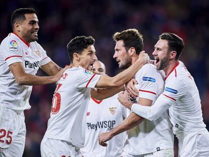 Los jugadores del Sevilla celebran su segundo gol