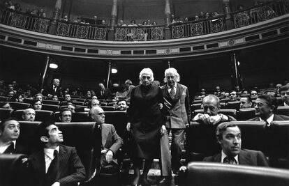 Dolores Ibárruri y Rafael Alberti en el Congreso de los Diputados (Madrid).