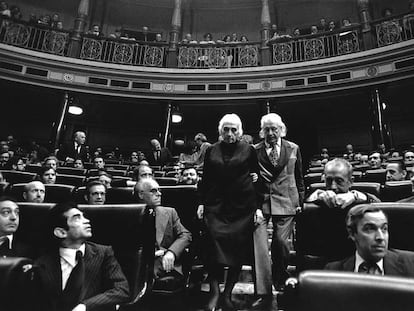 Dolores Ibárruri y Rafael Alberti en el Congreso de los Diputados (Madrid).