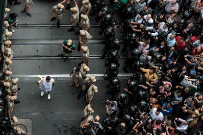 Un portador de la antorcha olímpica pasa entre la multitud en Río de Janeiro. 