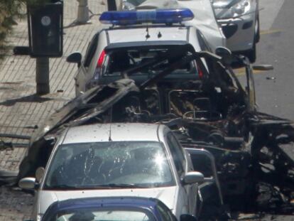Un agente inspecciona el último atentado mortal de ETA en España, en julio de 2009 en Calvia (Mallorca), en el que murieron dos guardias civiles.