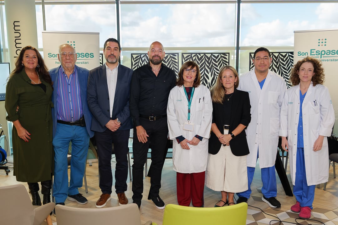 La historia de Larrick Ebanks: tras 82 días en coma por covid dona al hospital de Palma una máquina como la que le salvó