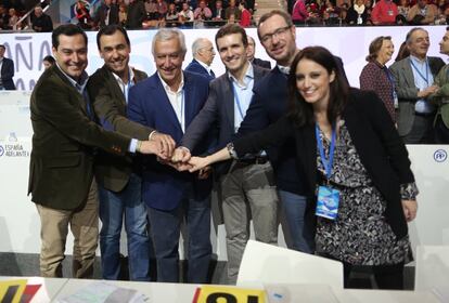 Los vicesecretarios del PP Pablo Casado (i), Fernando Martínez-Maillo (2i), y Andrea Levy (2d), posan con la presidenta del congreso y de la Comunidad de Madrid, Cristina Cifuentes (3i), y la líder del PPC, Alicia Sánchez-Camacho (i).