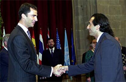 Don Felipe saluda al ex jugador de waterpolo español Manuel Estiarte, galardonado con el Premio Príncipe de Asturias de los Deportes 2001.
