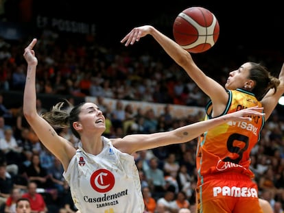 Queralt Casas disputa una posesión con Mariona Ortiz, durante el partido de las semifinales de la Liga Femenina Endesa entre Valencia Basket y Casademont Zaragoza.
