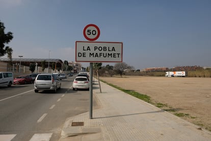 Cartel de entrada a La Pobla de Mafumet (Tarragona), donde Vox venció en las elecciones del 14-F.