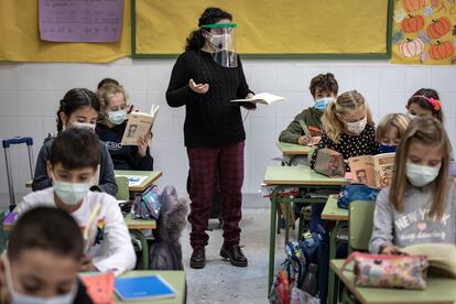 Una profesora, durante una clase en el colegio público Mare Nostrum, en Valencia. 