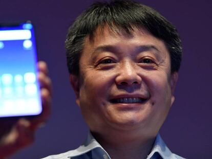 Xiang Wang, vicepresidente of Xiaomi, muestra un móvil de la compañía.  