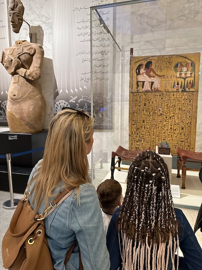 Gosi Bendrat y sus hijos contemplan un papiro en el Museo Egipcio de El Cairo. Al fondo a la izquierda, estatua del faraón hereje Akenatón, de la XVIII dinastía de reyes de Egipto. 