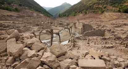 GRA121. MANSILLA (LA RIOJA), 29/08/2017.- La falta de lluvia de los últimos meses ha provocado que el embalse riojano de Mansilla se encuentre más bajo que nunca, apenas al 14,7% de su capacidad, permitiendo así a los más villanos pasear por el antiguo pueblo sumergido desde 1960. EFE/Raquel Manzanares