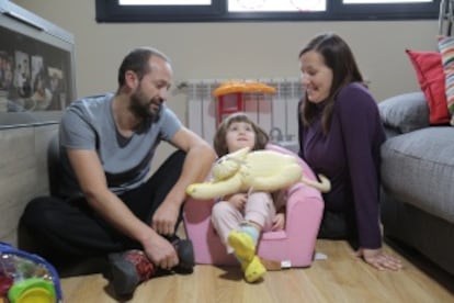 Paula, con sus padres en Morales del Vino (Zamora).