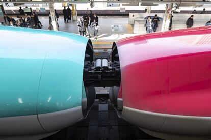 El tren bala. Dos vagones del tren Shinkansen en la Estación de Tokio, en el barrio de Ginza, desde donde parten la mayoría de las líneas de alta velocidad que cubren todo el país.