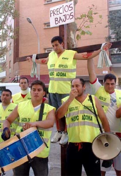 Tres trabajadores se han crucificado esta mañana a las puertas de un Mercadona en Barcelona. Protestan contra la precariedad laboral que padecen en la empresa.