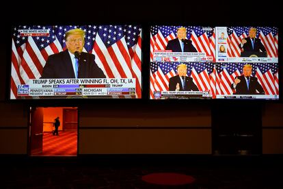 Monitores de TV mostram transmissão ao vivo do presidente Trump em discurso na Casa Branca