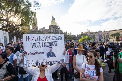 Entre tres y cuatro personas habrían abordado al periodista. Al menos uno de ellos portaba un arma larga, ha detallado el fiscal estatal, Luis Joaquín Méndez Ruiz. La Fiscalía encontró la camioneta de Jaime Barrera abandonada en Zapopan ayer por la noche.