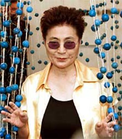 Yoko Ono, dentro de una instalación creada por ella y expuesta en una retrospectiva en Brasil.