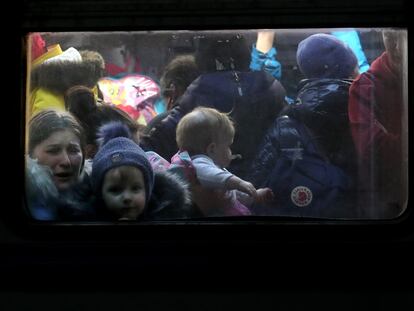 Mujeres y niños ucranios, en un tren que parte de la estación central de Lviv, con destino a Polonia, el 2 de marzo.