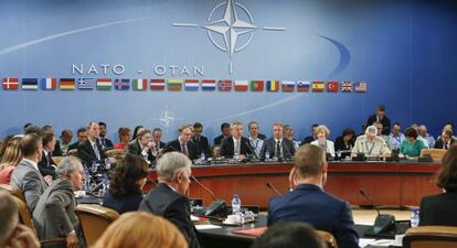 JW08 BRUSELAS (BÉLGICA) 28/07/2015.- Vista general de la reunión extraordinaria del Consejo del Atlántico Norte, convocada a petición de Ankara, celebrada en la sede de la OTAN en Bruselas (Bélgica) hoy, 28 de julio de 2015. EFE/Julien Warnand