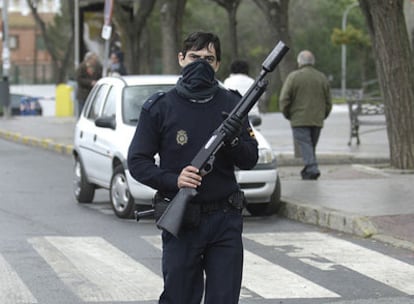 Un miembro del Cuerpo Nacional de Policía, armado con material antidisturbio.