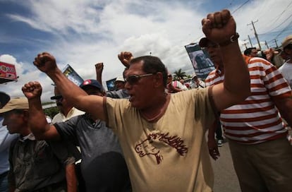 Un grupo de personas protesta en Managua.