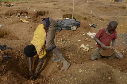 Es obvio que el trabajo infantil está prohibido por ley. Aún así, en todas y cada una de las minas artesanales de Burkina los niños tienen una función que desempeñar, mientras adquieren la fuerza y destreza necesarias para bajar a  la mina. Pican piedra, bajan a galerías poco profundas o excavan la superficie del exterior. Con esto sólo se consigue hipotecar su futuro: dejan la escuela, olvidan los métodos de cultivo y someten el organismo a enfermedades derivadas de la minería desde muy jóvenes.