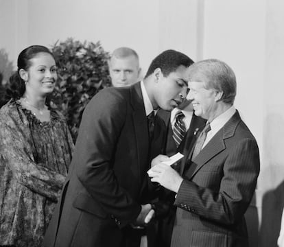 Jimmy Carter saluda a Mohammed Ali en una cena en la Casa Blanca para celebrar la firma del Tratado del Canal de Panamá, en 1977. 