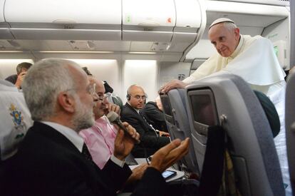 El para Francisco responde, en el vuelo de regreso a Italia, a las preguntas de los periodistas que viajaron con él durante su visita oficial a Brasil, 29 julio de 2013.