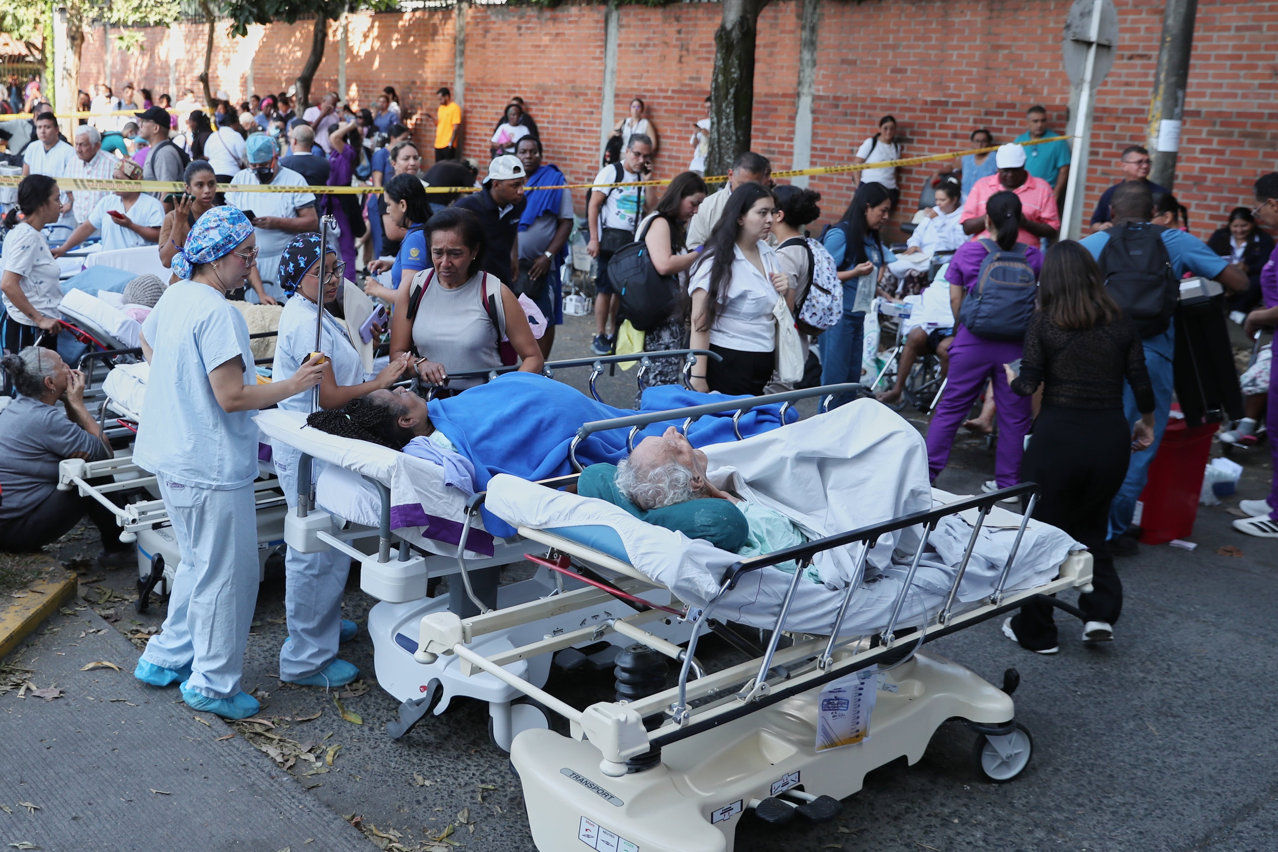 Cali escarba entre los escombros del terremoto: “No podía salir y dejar tirados a mis pacientes”