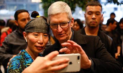 Tim Cook, consejero delegado de Apple, se hace un selfie con una clienta en la tienda de Chicago.