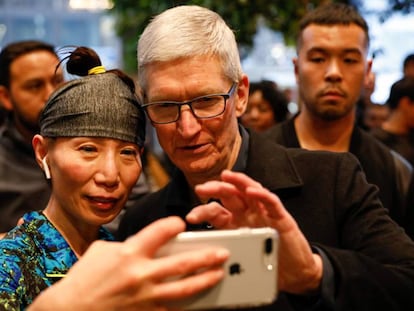 Tim Cook, consejero delegado de Apple, se hace un selfie con una clienta en la tienda de Chicago. 