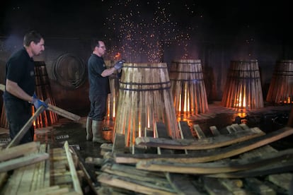 Los toneles a su paso por el fuego para dar forma a las duelas