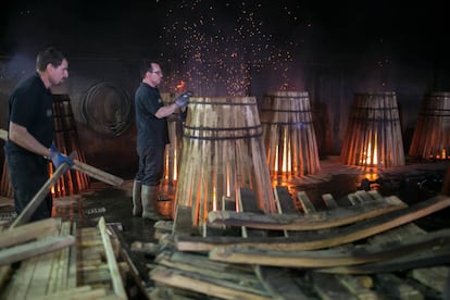 Los toneles a su paso por el fuego para dar forma a las duelas 