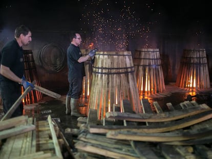 Los toneles a su paso por el fuego para dar forma a las duelas 