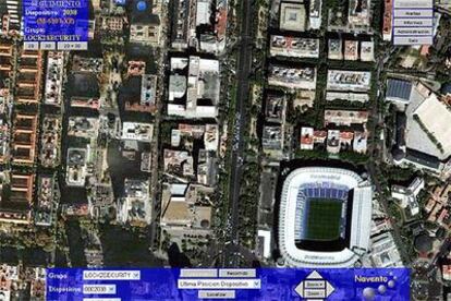 El punto azul, indicado por una flecha, señala la localización en los alrededores del estadio Bernabéu de Madrid.
