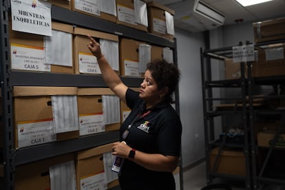 María del Carmen Macías, encargada del área de registro y control de evidencias de resguardo temporal del Centro Regional de Identificación Humana, en Saltillo, Coahuila. El 28 de septiembre 2024.