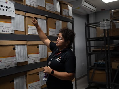María del Carmen Macías, encargada del área de registro y control de evidencias de resguardo temporal del Centro Regional de Identificación Humana, en Saltillo, Coahuila. El 28 de septiembre 2024.