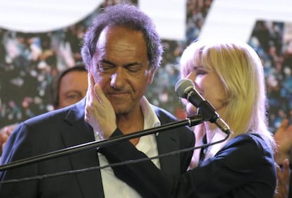 El peronista Daniel Scioli, el domingo, d&iacute;a de su derrota, consolado por su esposa, Karina Rabolini.