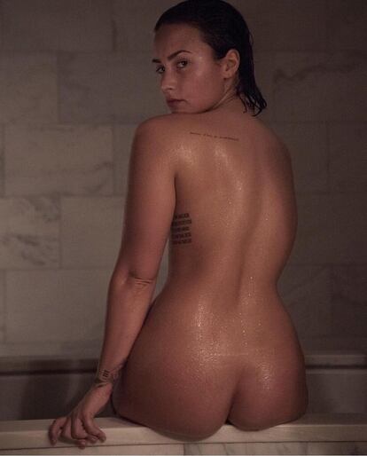 Tras una adolescencia marcada por la bulimia y las adicciones, Demi Lovato quiso posar para ‘Vanity Fair’ al natural como una declaración de que hoy se acepta como es. Para lanzar su mensaje sobre la importancia de la aceptación personal, posó sin maquillaje, sin ropa y no quiso retoque digital en las imágenes.