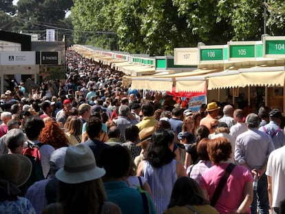 Ambiente de la feria del libro, en el parque de el Retiro, el pasado domingo. 