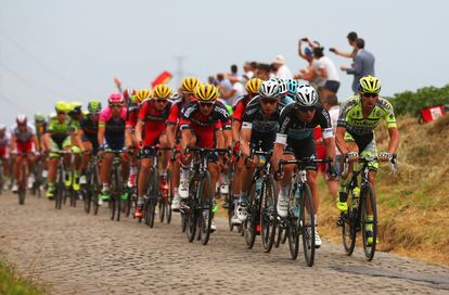 El británico Mark Cavendish, del Etixx-Quick Step, lidera el pelotón.