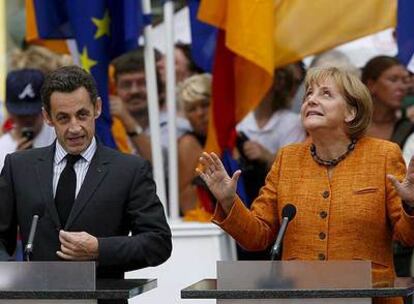 Nicolas Sarkozy y Angela Merkel, durante la conferencia de prensa posterior a su reunión en Straubing (Alemania).