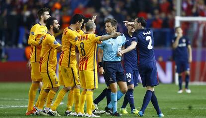 Els jugadors del Barça es queixen a l'àrbitre al Calderón.