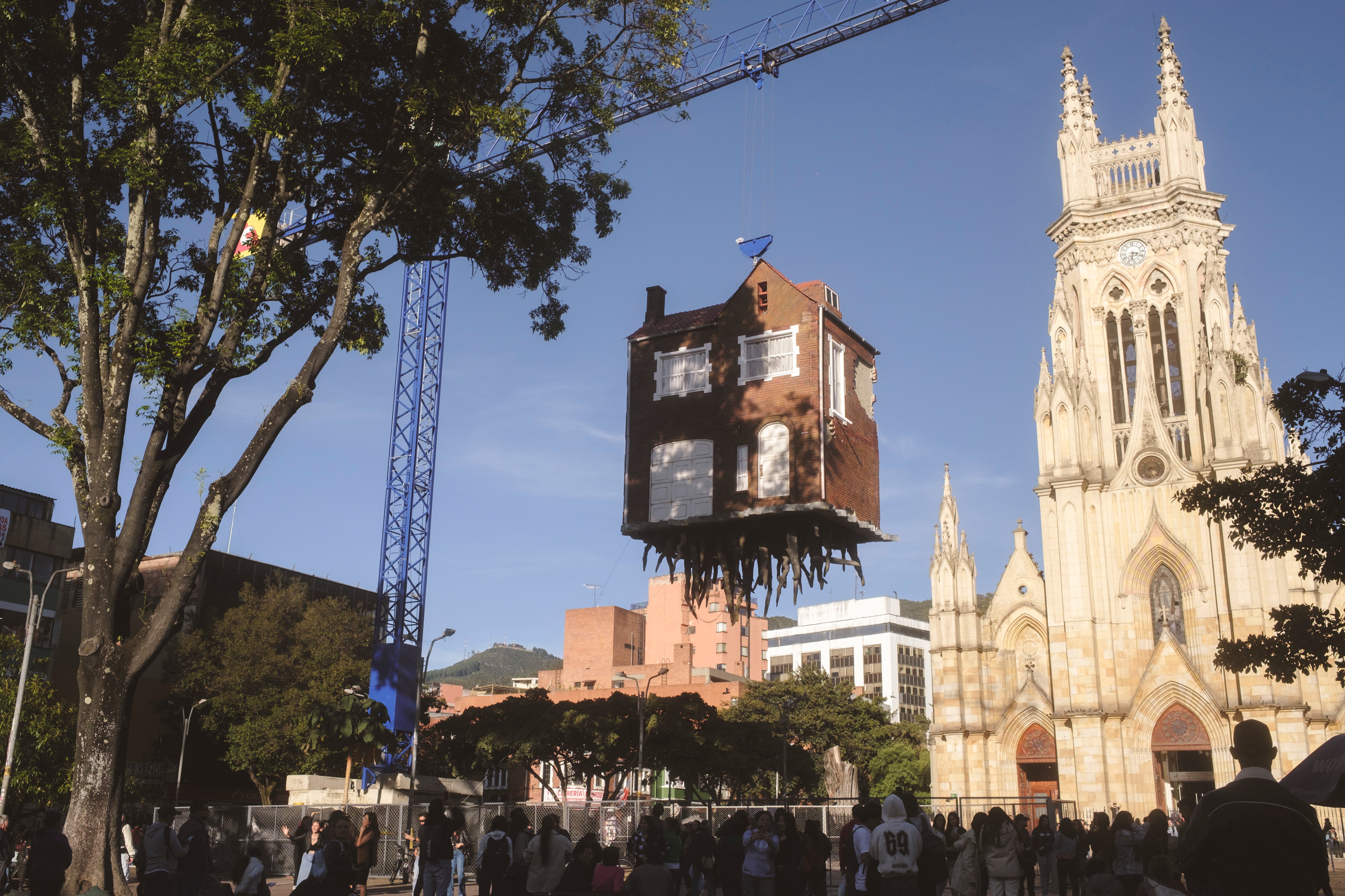 Bogotá Inaugura su Ambiciosa Primera Bienal Internacional de Arte con 200 Artistas y Foco en la Felicidad Urbana