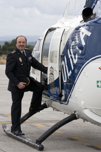 Luís García Mañá subiendo a un helicóptero de la policía.