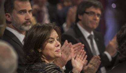 El Rey, con Santamaría y Puigdemont, en su última visita a Barcelona.