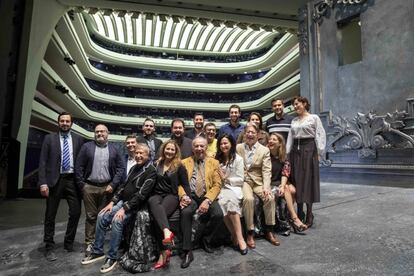 Elenco de 'Rigoletto', con el barítono Leo Nucci, en el centro.
 