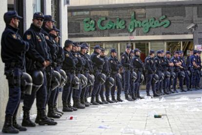 Antidisturbios protegen la entrada de El Corte Inglés en día de la huelga general del pasado septiembre.