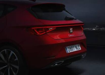 Con diseño renovado, el Seat León presenta líneas más suaves y un frontal más definido, además de nuevas tecnologías de iluminación.